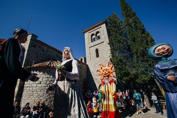 Actuacions dels Gegants de Castellar, el Sol i l aLluna, i de Sentmenat, en Menna i na Caterina_617x412