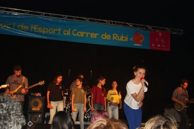 Les noves integrants del grup Macedònia en el concert de Rubí_617x412