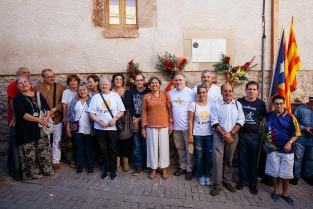 Ofrena floral durant l'acte independentista a Cal Targa_617x412