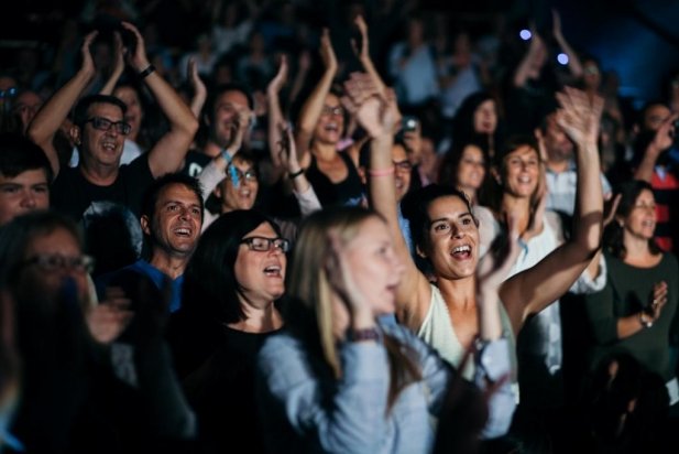 El públic va acabar dempeus al concert del Gran Wyoming_617x412