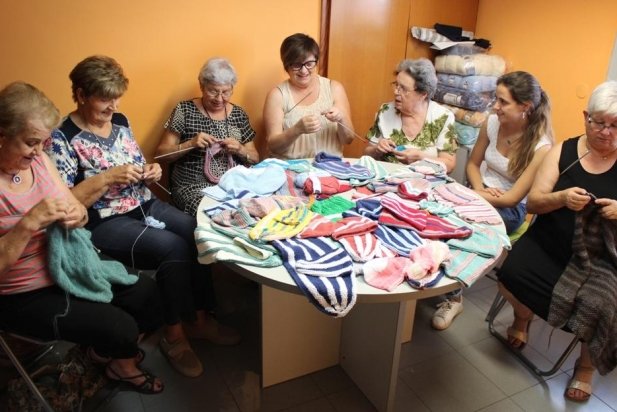 Dones voluntàries teixint sacs a 'La botiga de les Llanes' dimarts passat_617x412