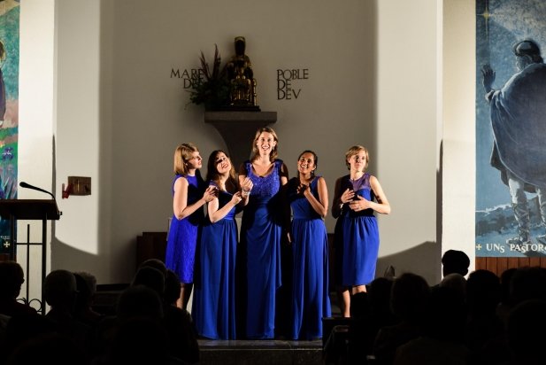 Les cinc components de Wishful Singing cantant a la Capella de Montserrat_617x412