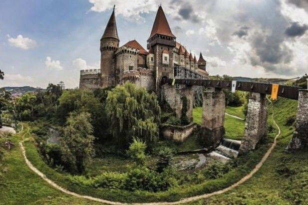 Castell gòtic d'Hunedoara a la regió deTranssilvània, a Romania _617x412