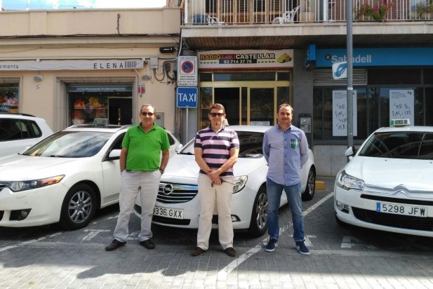 Taxistes de Castellar davant la seu Ràdio Taxi Castellar a la plaça Calissó_617x412