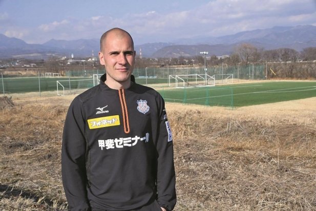 Adrián González, llicenciat en INEFC  i entrenador al 'Ventforet Kofu' al Japó_617x412