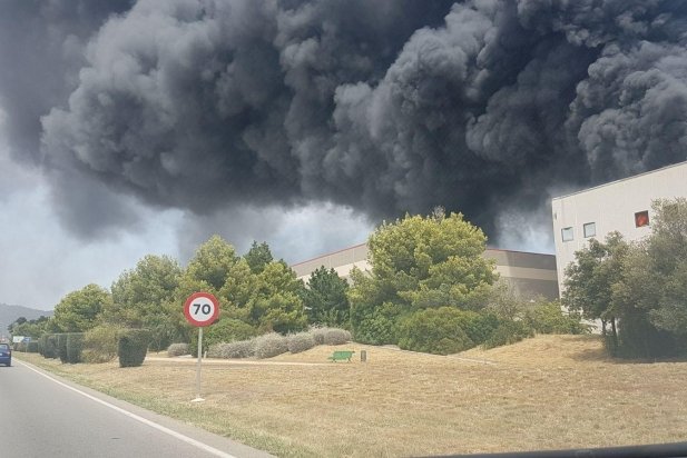 El foc a Dispopack vist des de la B-124_617x412