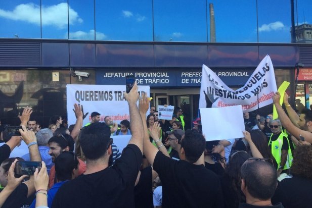 Els manifestants s'han dirigit a l'edifici de la Dirección General de Tráfico, conegut com 'La campana'_617x412