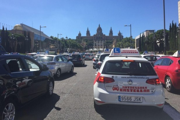 Més de mil cotxes d'autoescola han reivindicat des de Montjuïc la seva situació_617x412