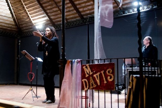 La cantant M. Davis en un moment de l'actuació_617x412