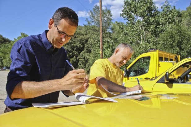 Iganasi Giménez i Enric Sapès durant la signatura_617x412