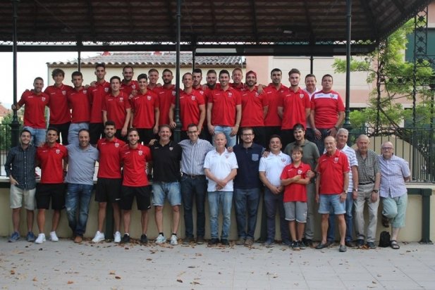 Els jugadors de la UE Castellar, diversos membres de la junta del Club i les autoritats locals_617x412