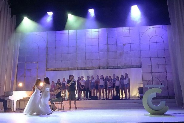 Foto d'assaig de la interpretació de 'Veles e vent' que avui cantarà el Cor Sant Esteve a TV3_617x412
