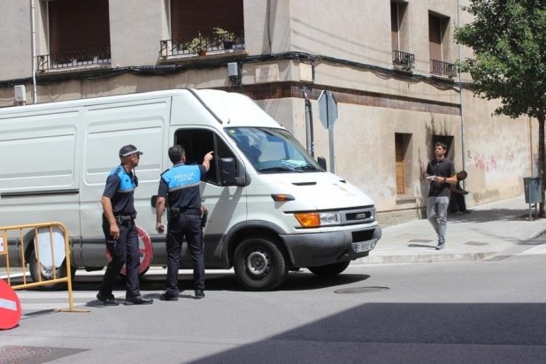 La policia informa del canvi de sentit entre els carrers Lleida i Pare Borrell_617x412