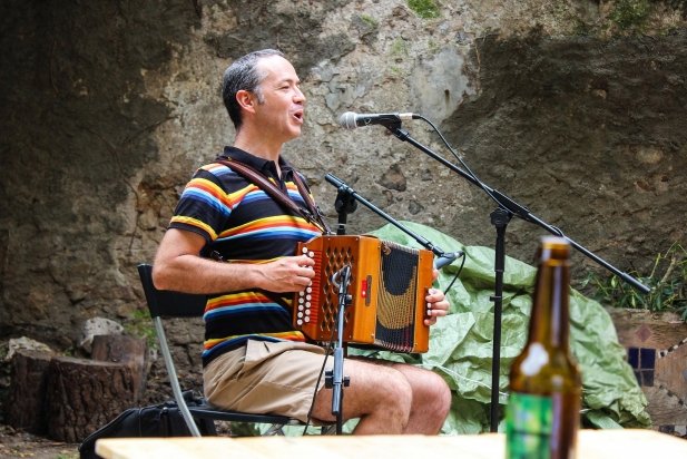 Carles Belda cantant al jardí de Cal Gorina_617x412