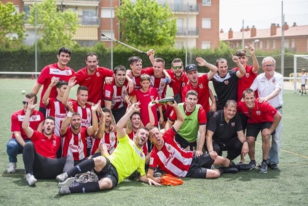 Els jugadors i el cos tècnic de la UE Castellar celebren la classificació.