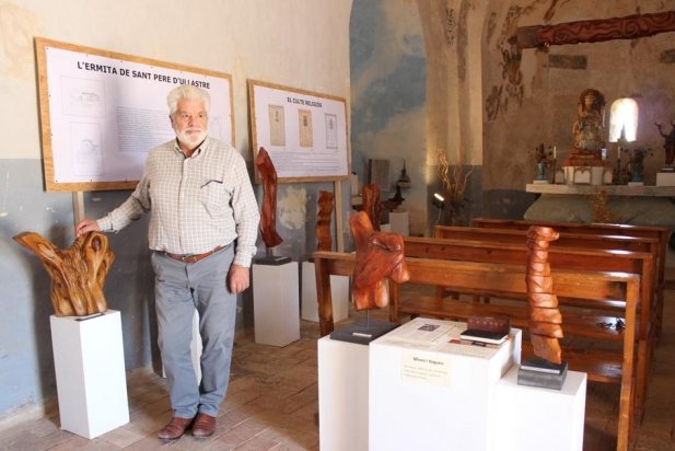 Josep Llinares a l'interior de l'ermita de Sant Pere d'Ullastre_617x412