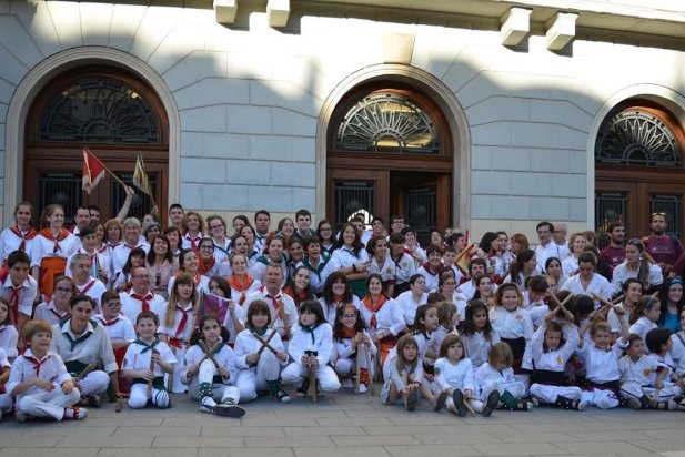 Foto de família de les colles bastoneres, davant de l'Ajuntament_617x412