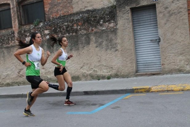 Dues de les participants a la 28a edició de la Milla Urbana de Castellar, en un punt del traçat._617x412