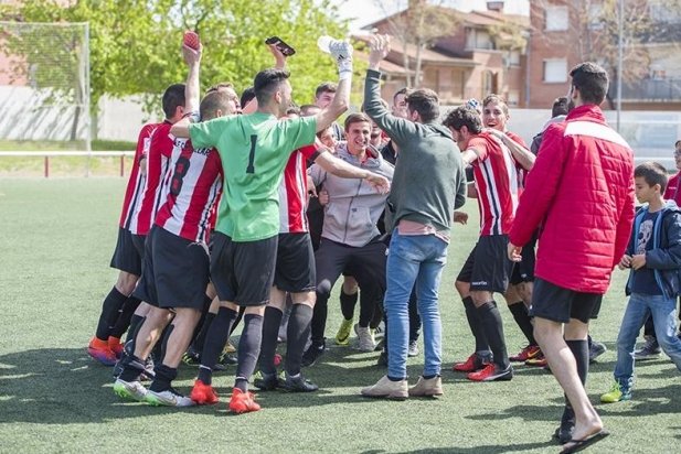 Els jugadors de la UE Castellar de celebració després del partit._617x412