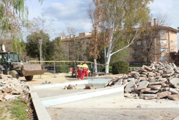 Dos operaris treballant a la bassa de la plaça Catalunya _617x412