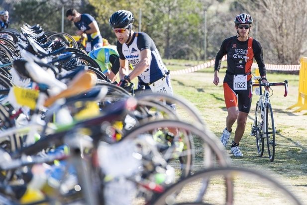 Competidors del duatló en el canvi d'estil._617x412