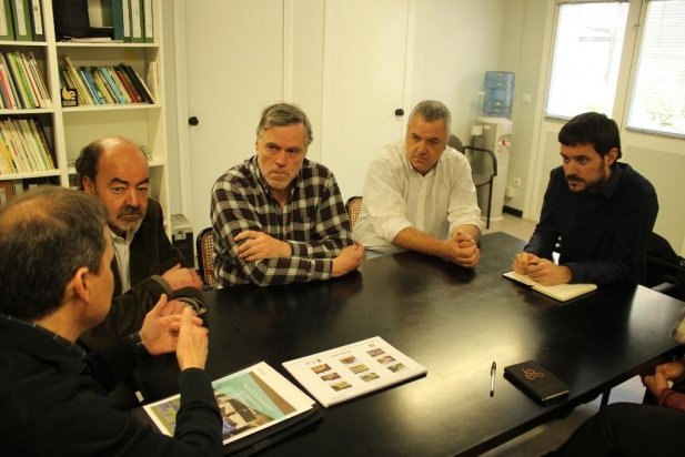 El senador Bernat Picornell amb el grup municipal d'ERC a la seu de Naturalea_617x412