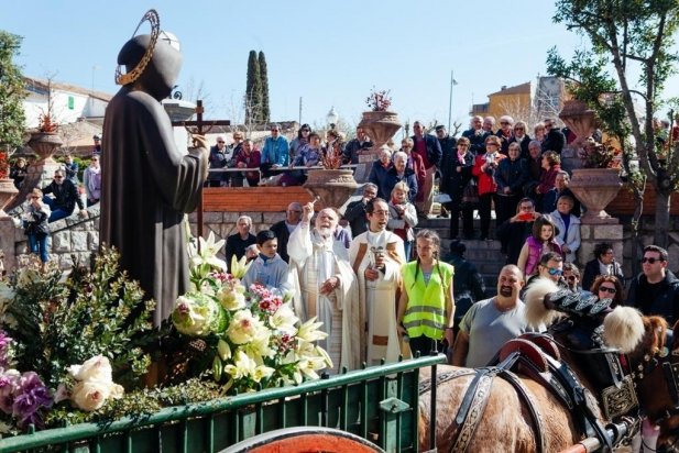 Sant Antoni Abat al seu pas per la font del carrer Major