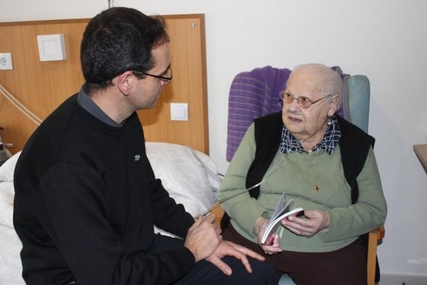 Rosa Virgili mostra el llibre basat en la seva vida a l'alcalde Ignasi Giménez_617x412