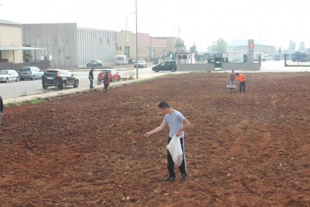 Un alumne del cicle formatiu de grau mitjà de la família professional agrària sembrant un camp_617x412