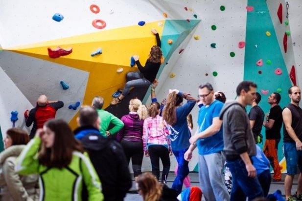 Moltes persones no es van voler perdre l'estrena del nou rocòdrom instal·lat al club d'escalada CanGlomerat_617x412