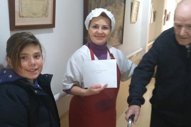 Una alumna lliurant el projecte a la residència Les Orquídees_617x412