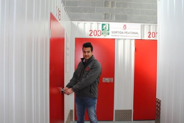 Enric Royo davant d'un dels trasters de GuardaTot de Castellar_617x412