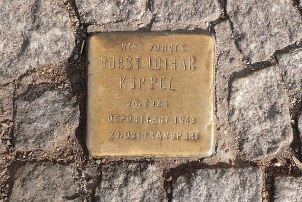 Una placa commemorativa "Stolpersteine"_617x412