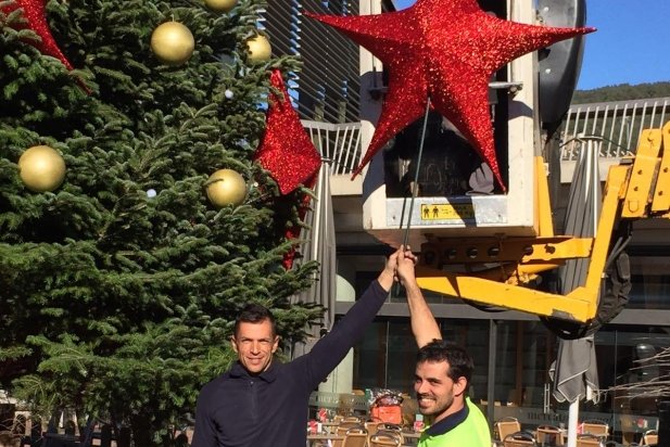 Els operaris instal·len l'arbre de Nadal a la plaça Major _617x412