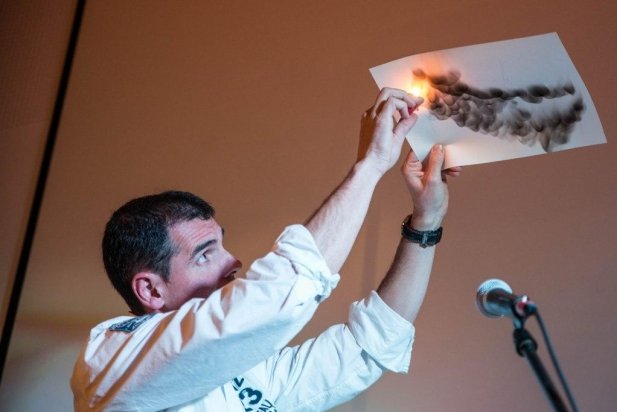 Enric Aguilar va pintar un piano amb l'ajut del foc, a Cal Calissó_617x412