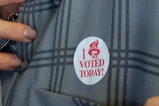 Maribel Barberà mostra l'adhesiu 'I voted today'_617x412