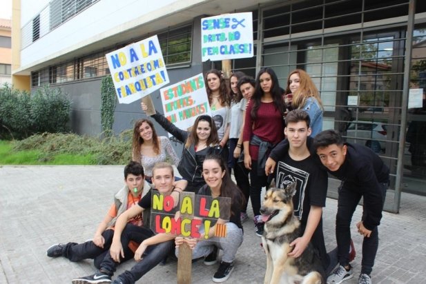 Els alumnes amb les pancartes davant de l'institut Puig de la Creu_617x412