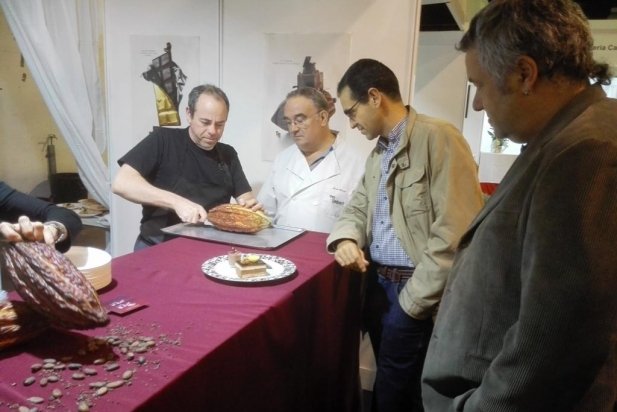 El pastisser Joan Muntada mostrant el seu dolç a l'alcalde i al portaveu d'ERC, Rafa Homet_617x412