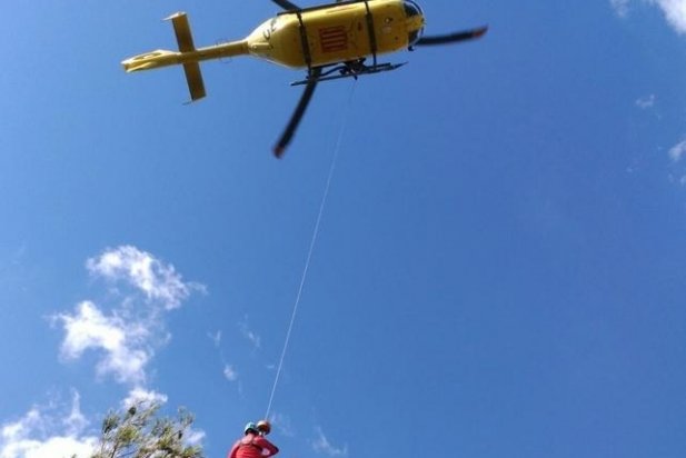 L'helicòpter trasllada el ciclista ferit_617x412