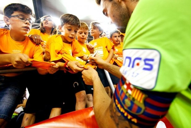 El porter del FC Barcelona, Paco Sedano, signant autògrafs_617x412