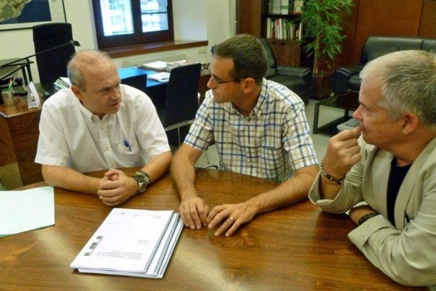 El diputat Jordi Fàbrega amb l'lalcalde Ignasi Giménez i el regidor Pepe González_617x412