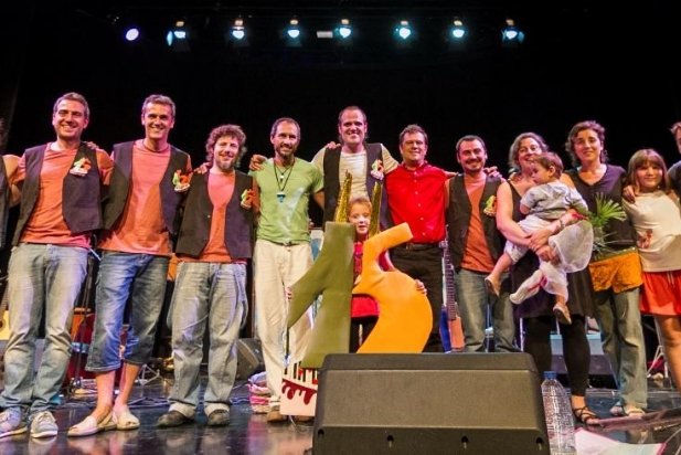 Jaume Ibars i els seus companys músics, al final del concert_617x412