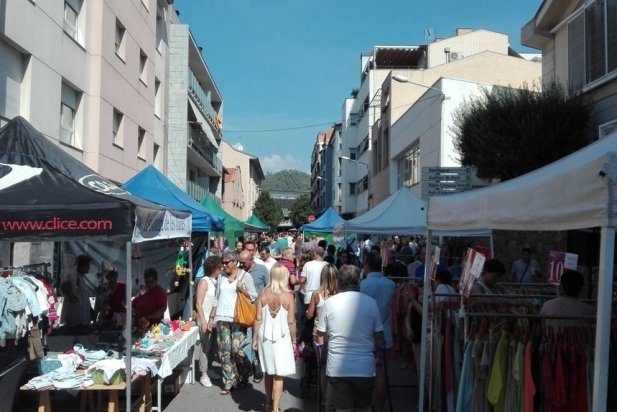 Una imatge del carrer Sala Boadella amb l'Street Market_617x412