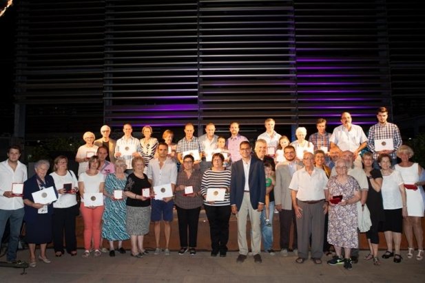 Foto de família dels guardonats d'aquest 2016 amb la Medalla de la Vila_617x412