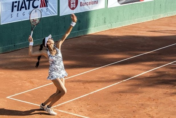 Georgina Garcia fent un dels seus poderosos serveis_617x412