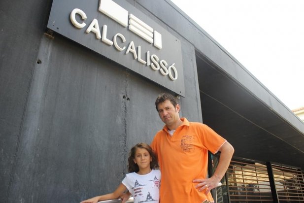 Sergi Llobet, el nou concessionari de Cal Calissó, a la porta de l'establiment amb la seva filla Jana_617x412