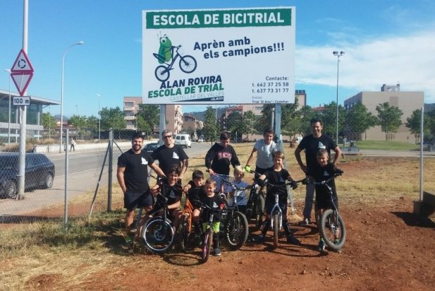 Alguns dels alumnes de l'escola de bike-trial a Castellar_617x412