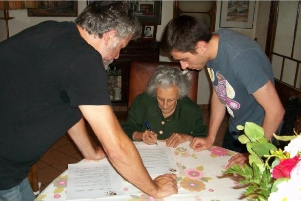     Emília Argemí signant el conveni, amb el seu nét i l'arqueòleg Oriol Vicente_617x412