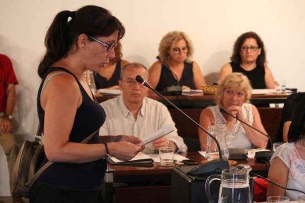 Noèlia Rosales (PAH) va llegir la moció  en defensa del dret a l'habitage. || R.G._617x412