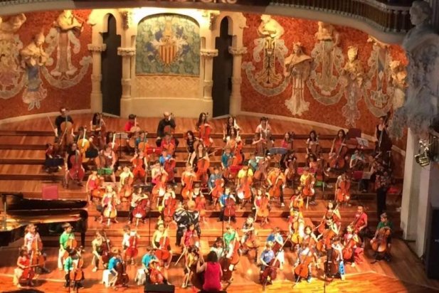 Els violins i violoncels d'Artàdia tocant al Palau de la Música_617x412